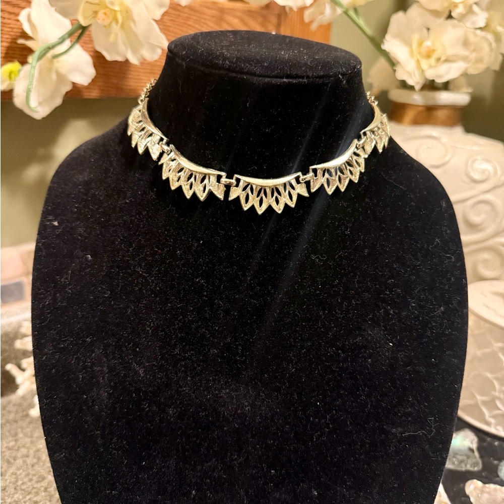 Elegant Vintage Coro Gold Leaf Collar Necklace